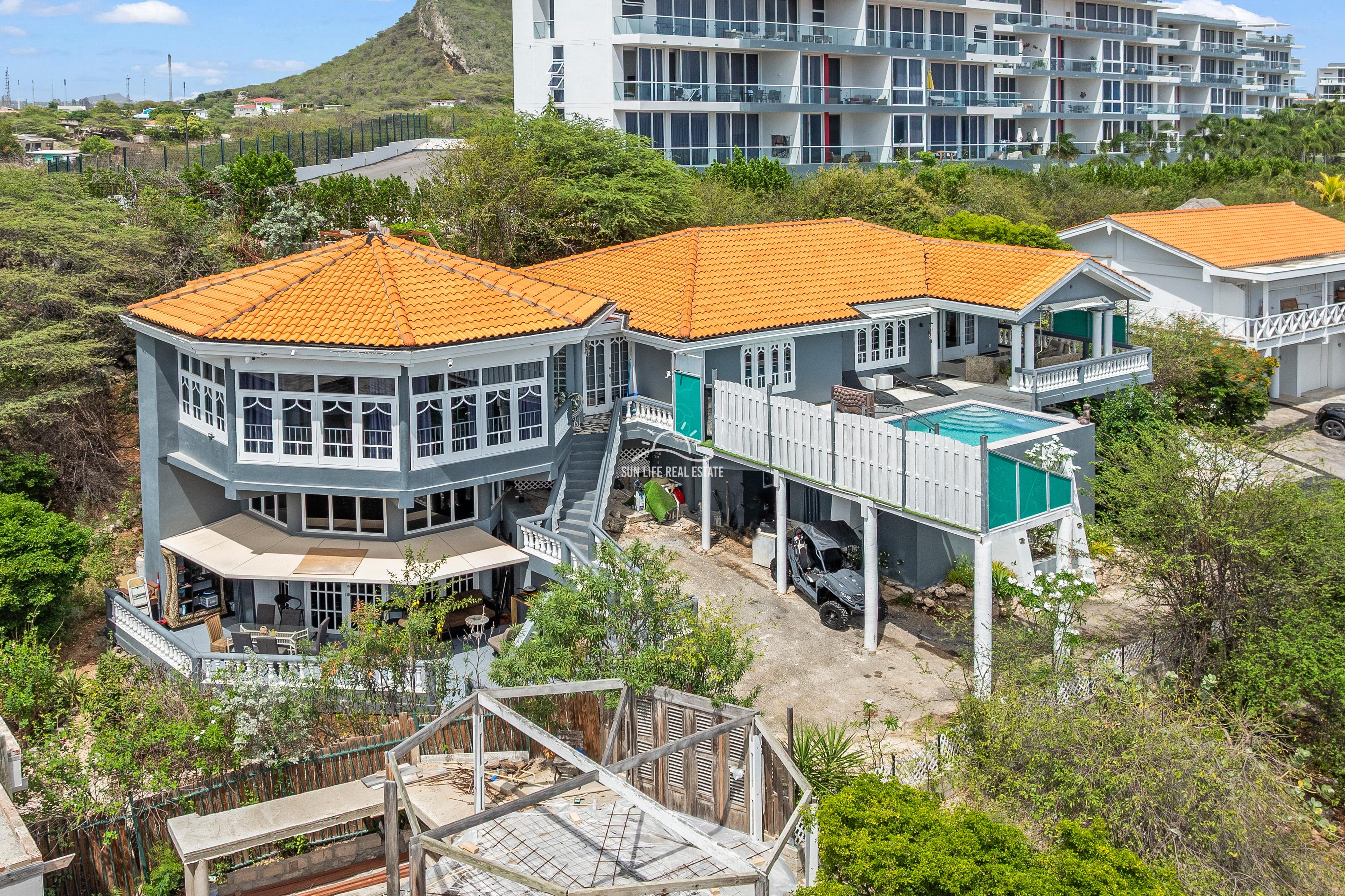 Renovated Villa with 2 Apartments & Sea Views For Sale in Piscadera