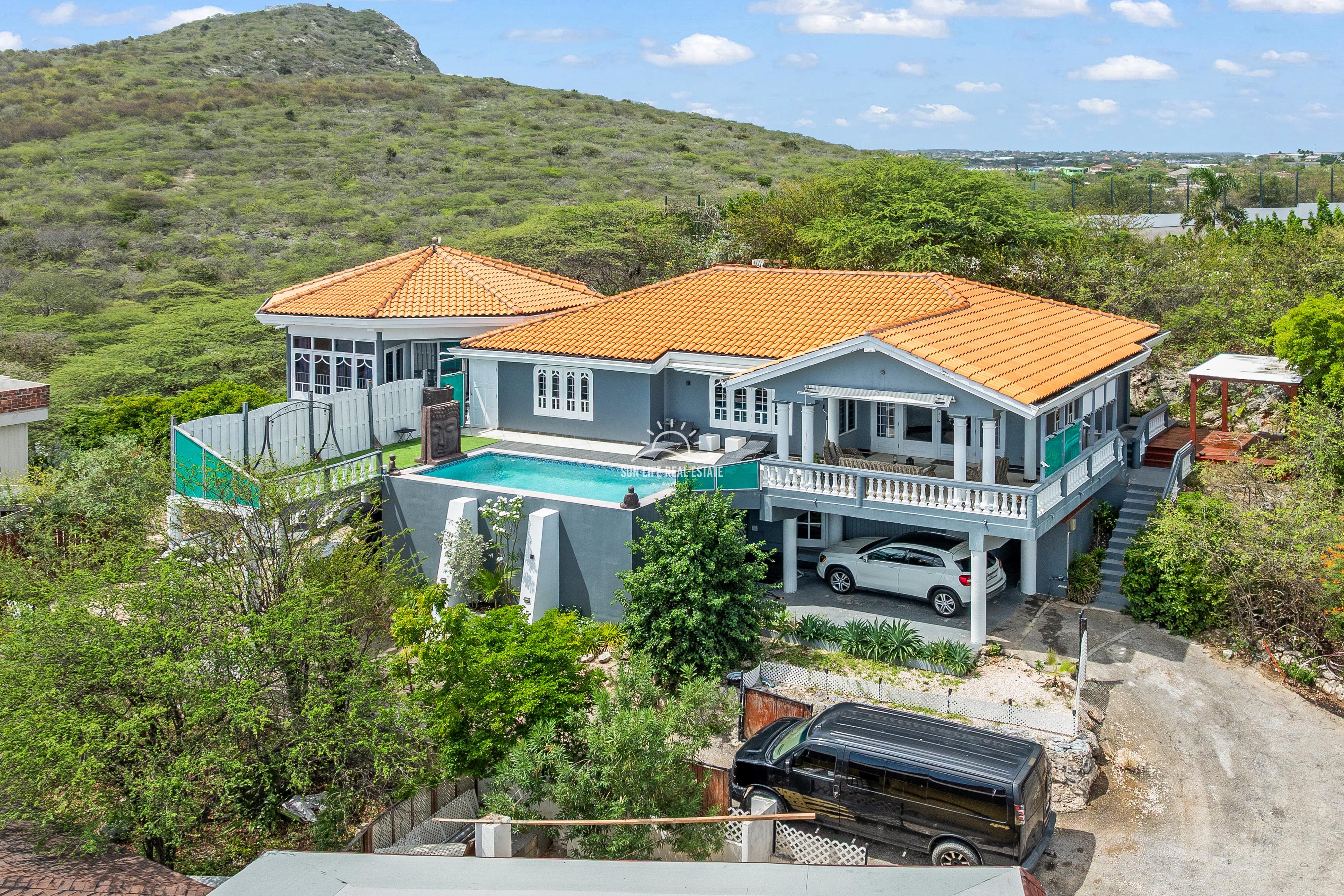 Renovated Villa with 2 Apartments & Sea Views For Sale in Piscadera