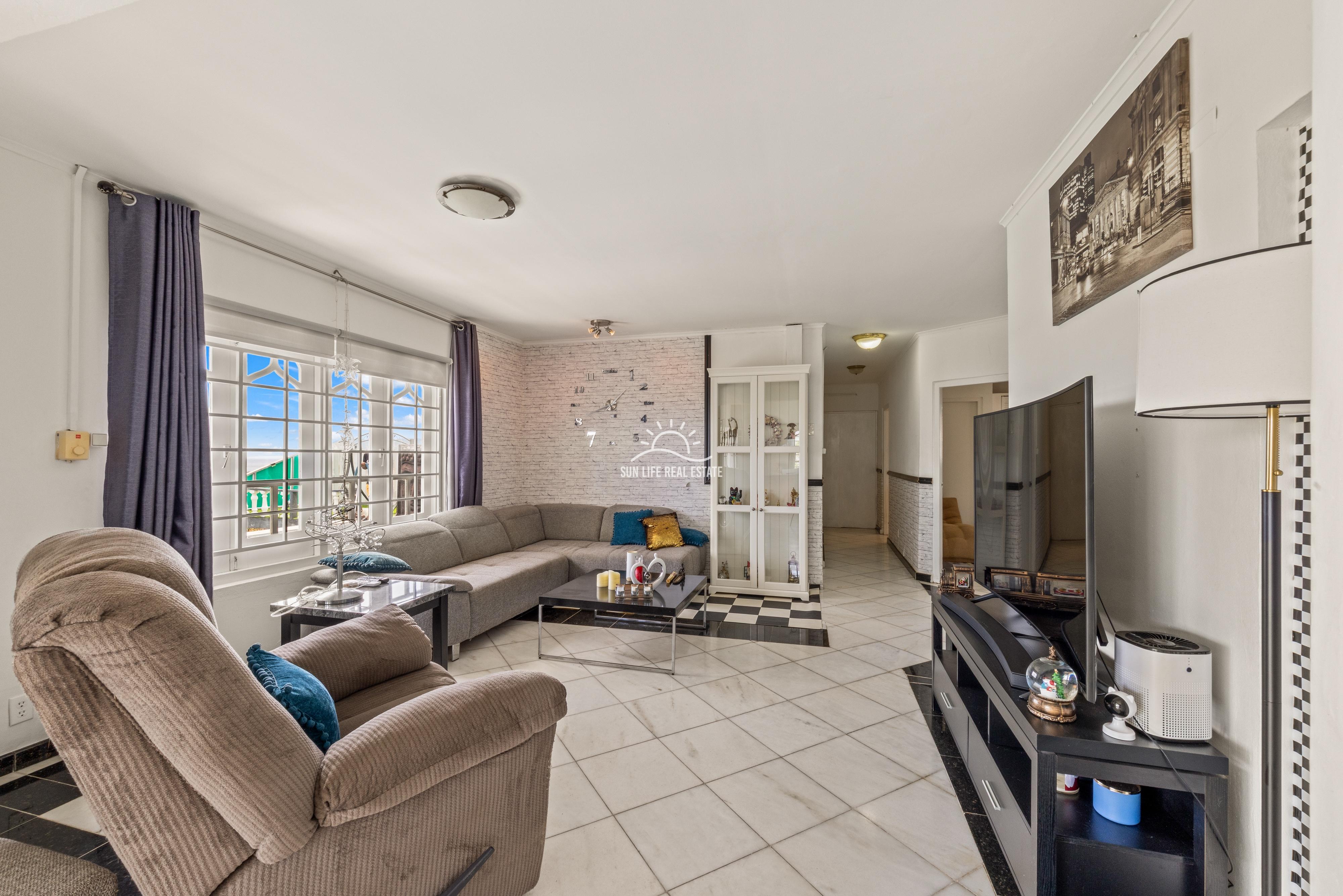 Renovated Villa with 2 Apartments & Sea Views For Sale in Piscadera