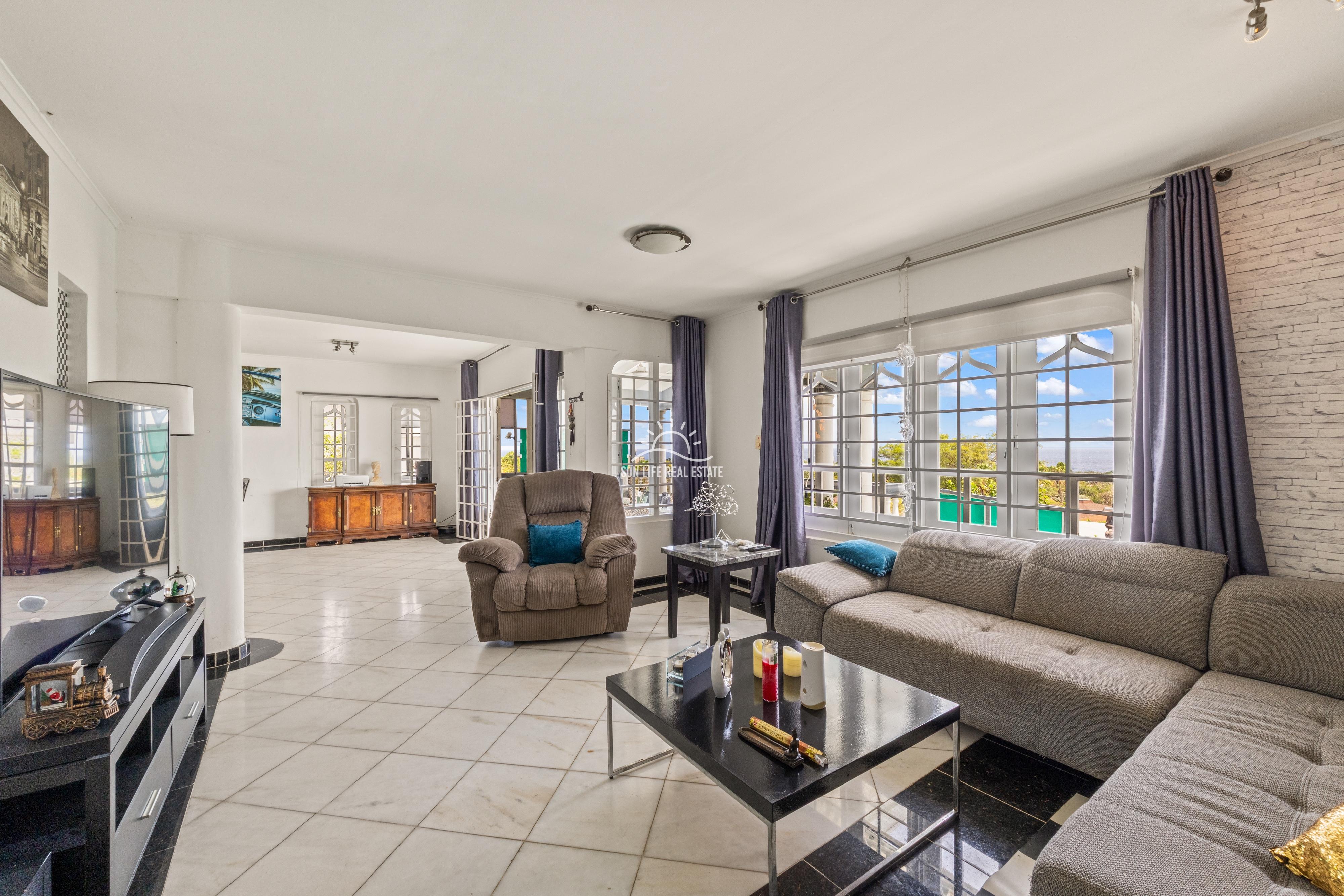 Renovated Villa with 2 Apartments & Sea Views For Sale in Piscadera