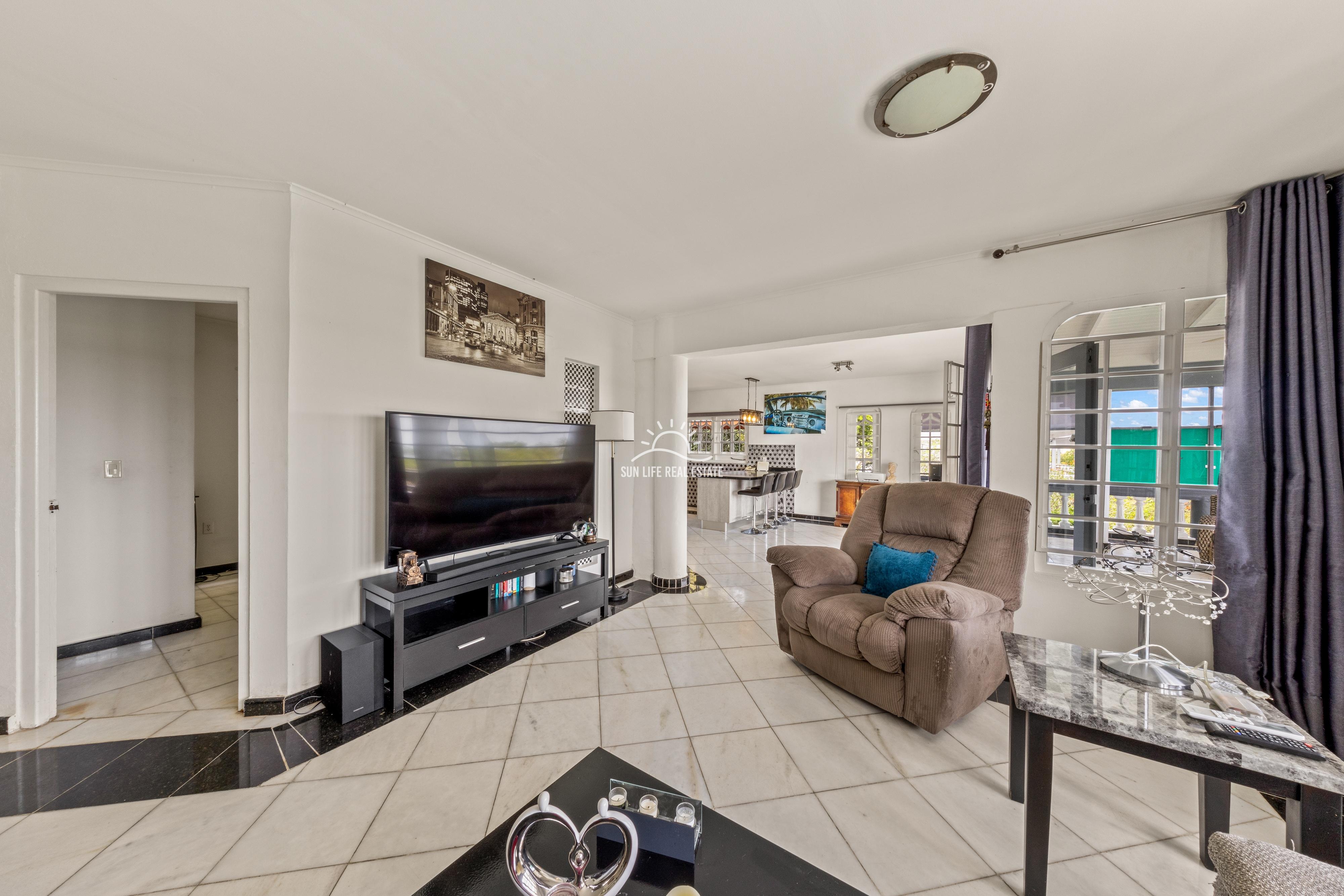 Renovated Villa with 2 Apartments & Sea Views For Sale in Piscadera