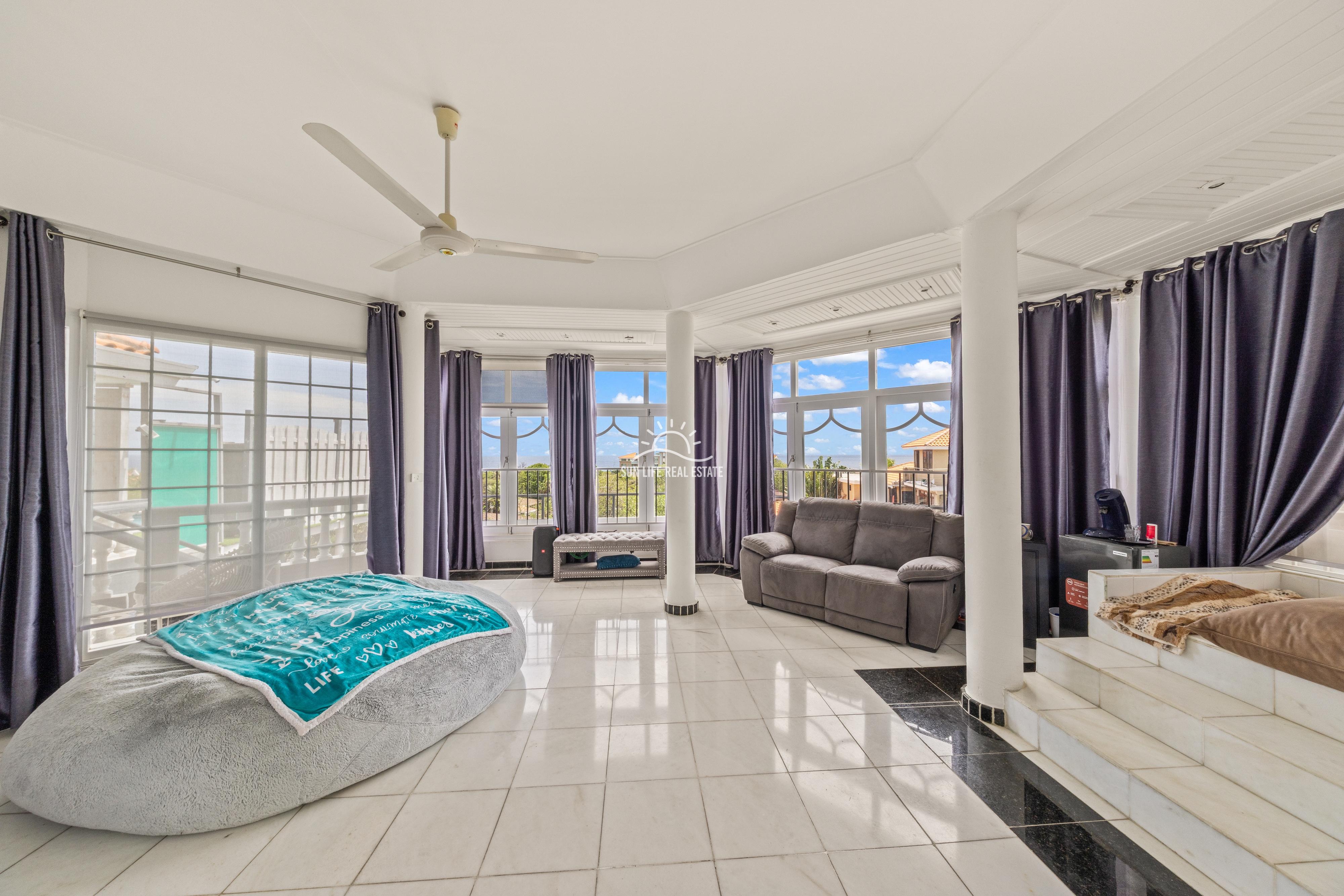 Renovated Villa with 2 Apartments & Sea Views For Sale in Piscadera