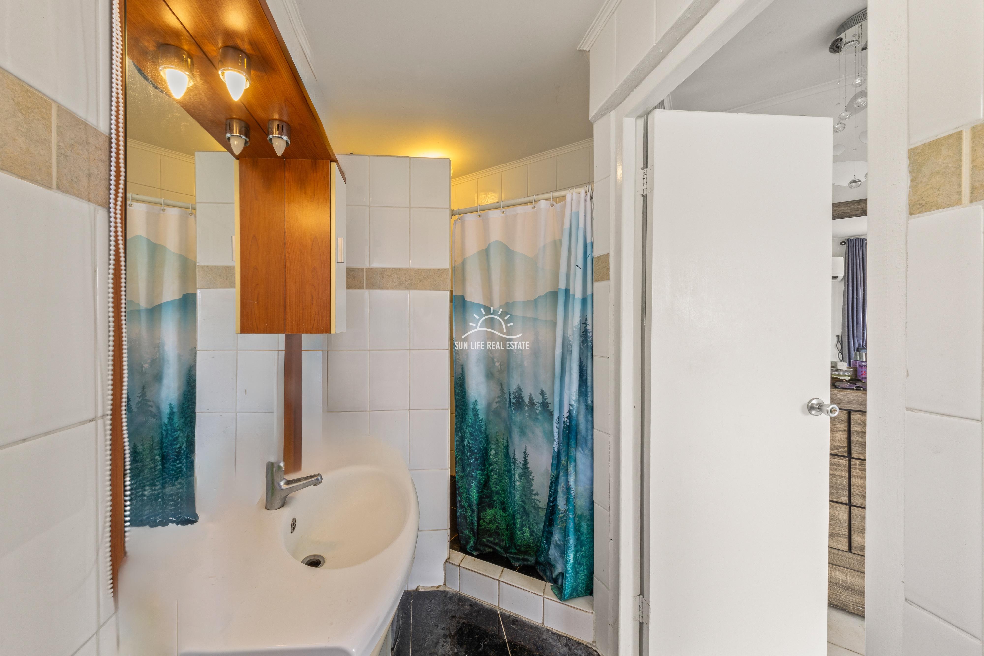 Renovated Villa with 2 Apartments & Sea Views For Sale in Piscadera