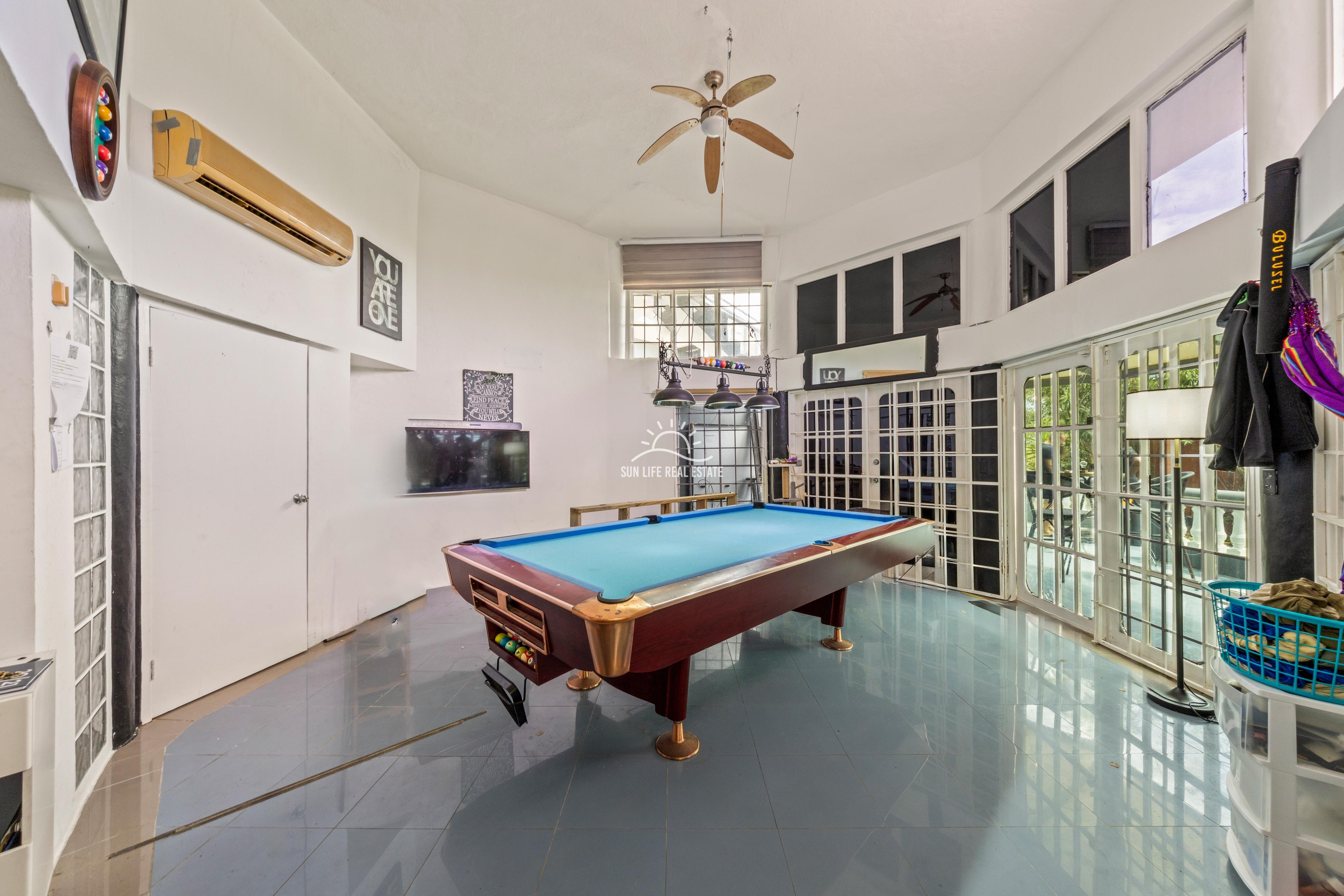 Renovated Villa with 2 Apartments & Sea Views For Sale in Piscadera