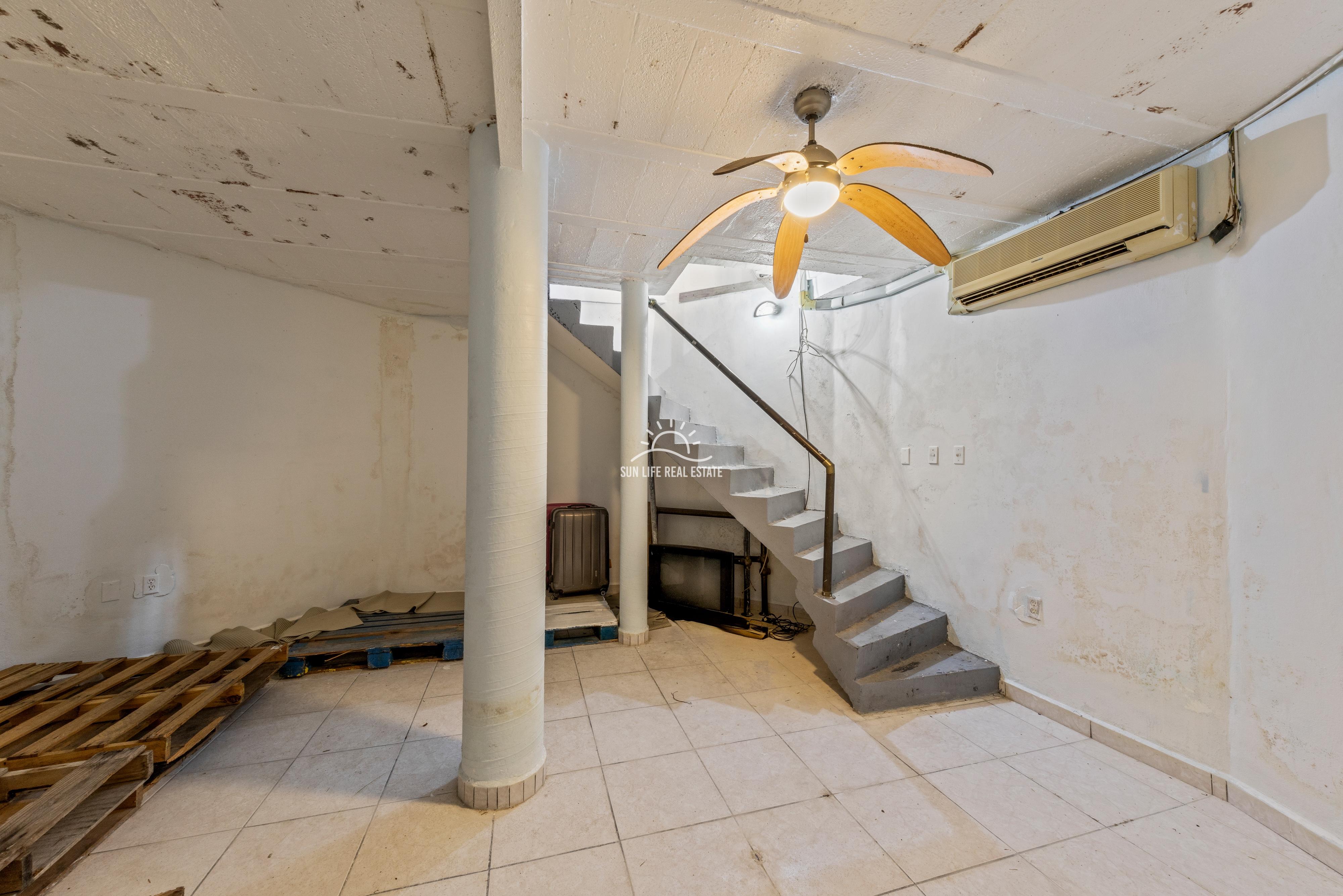 Renovated Villa with 2 Apartments & Sea Views For Sale in Piscadera