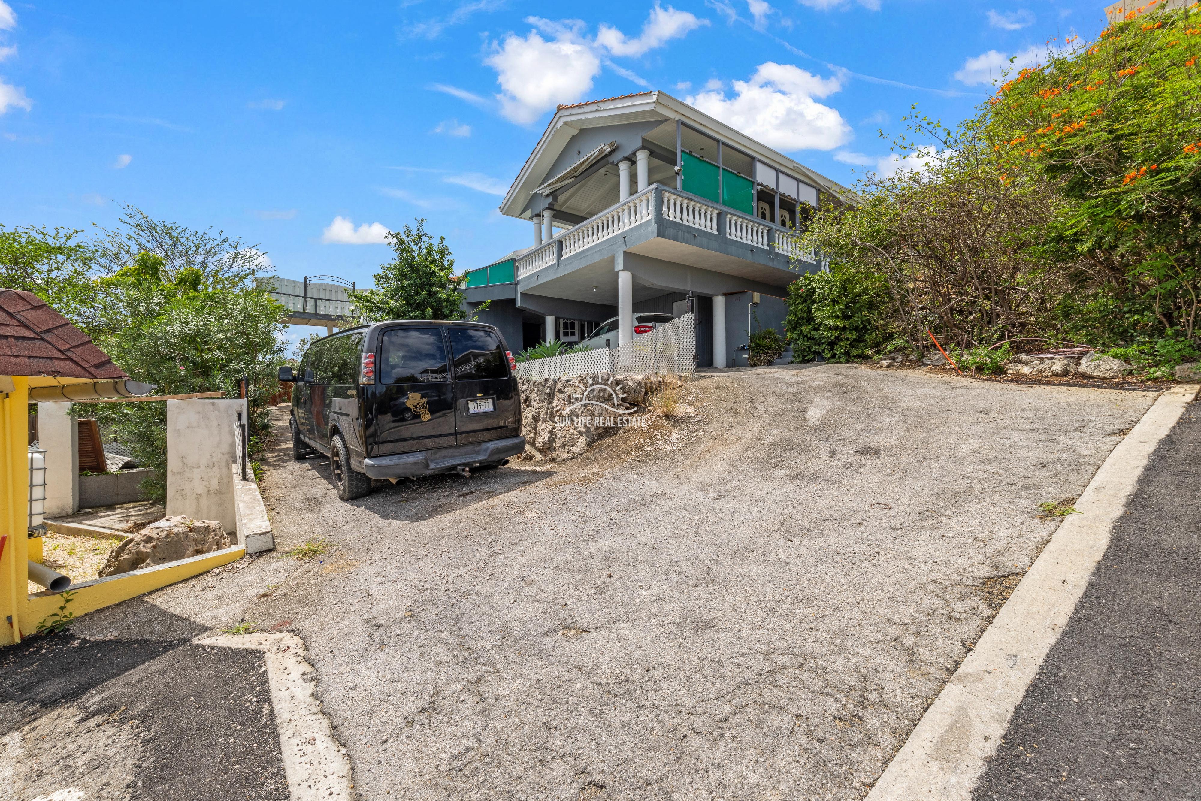 Renovated Villa with 2 Apartments & Sea Views For Sale in Piscadera