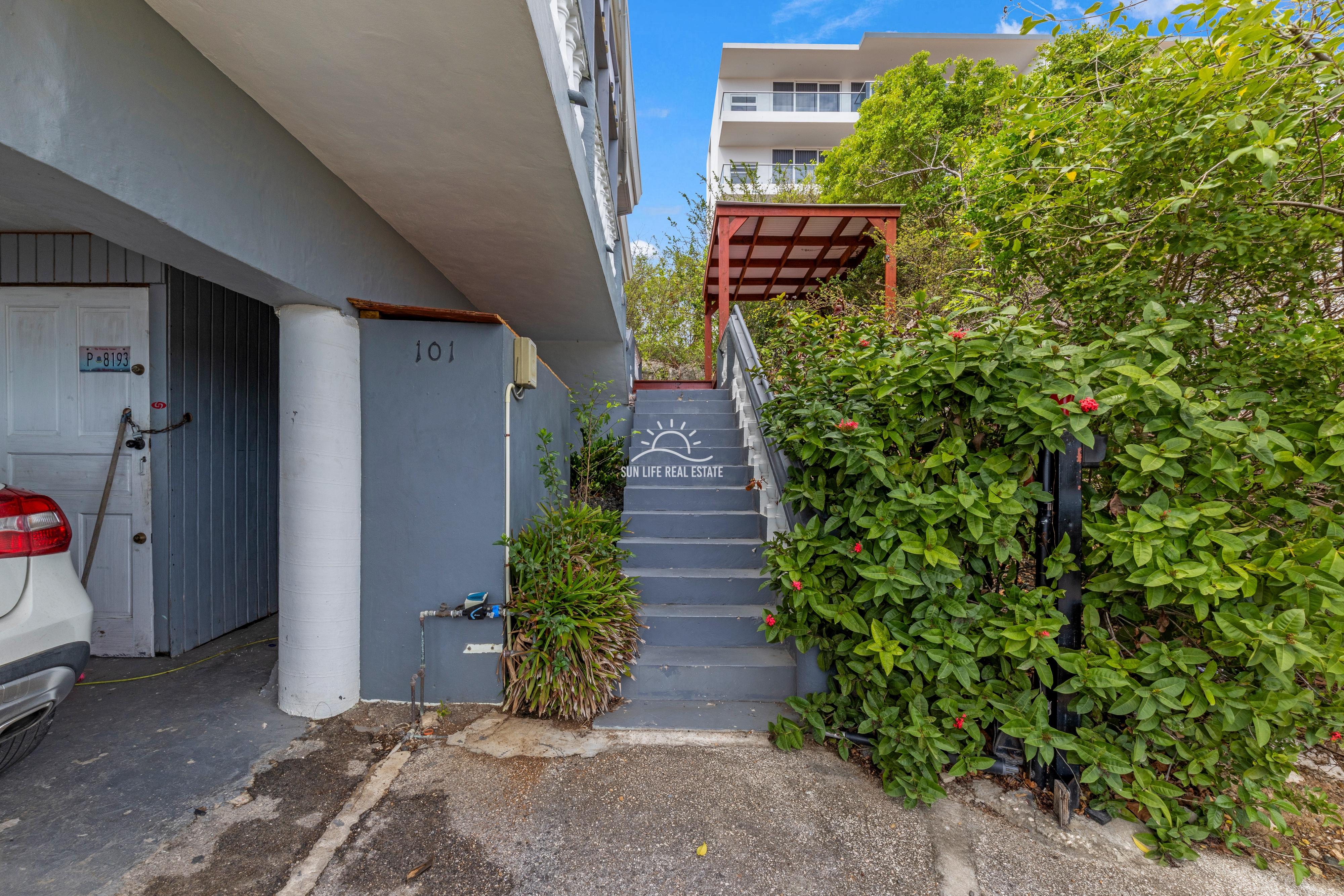 Renovated Villa with 2 Apartments & Sea Views For Sale in Piscadera