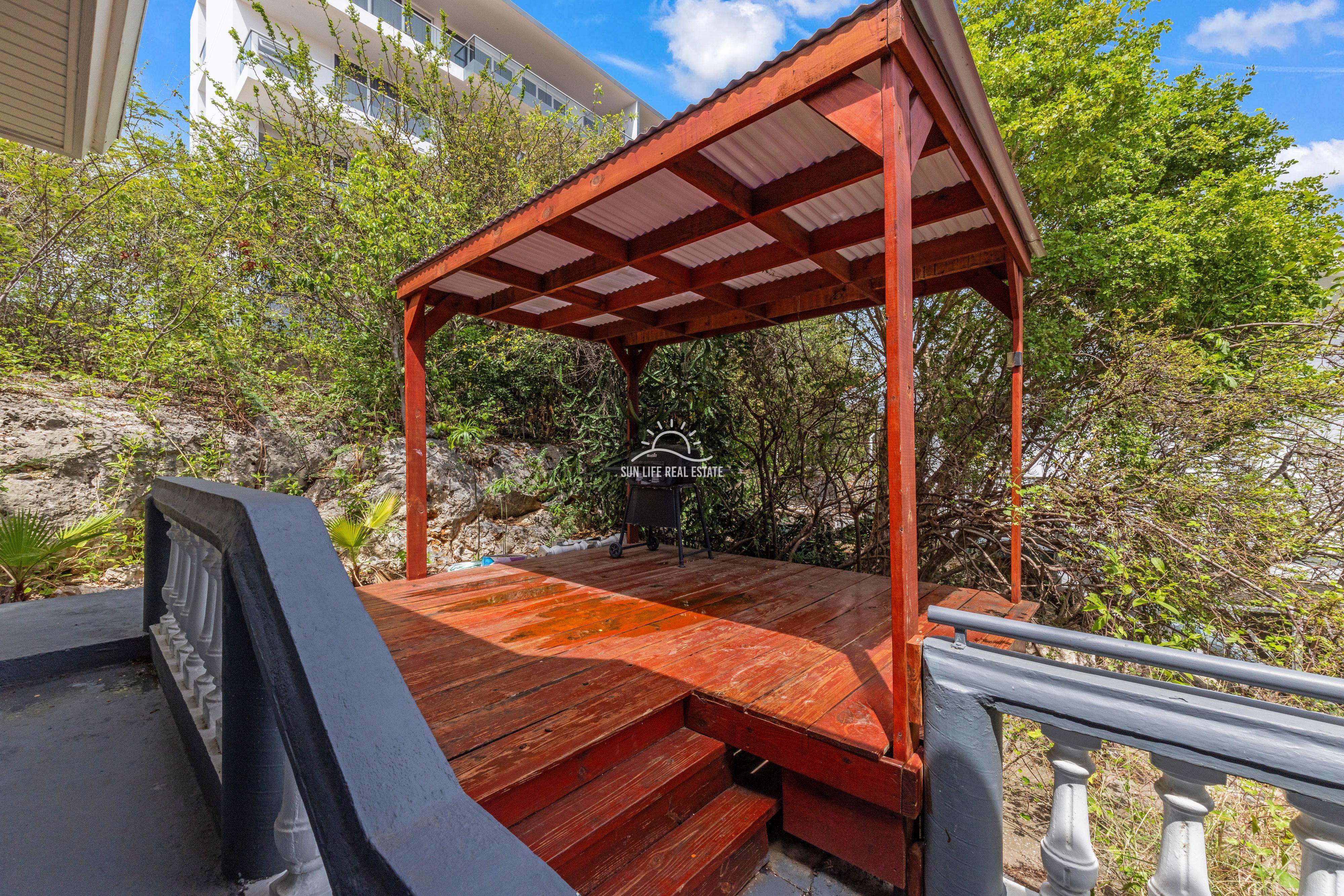 Renovated Villa with 2 Apartments & Sea Views For Sale in Piscadera