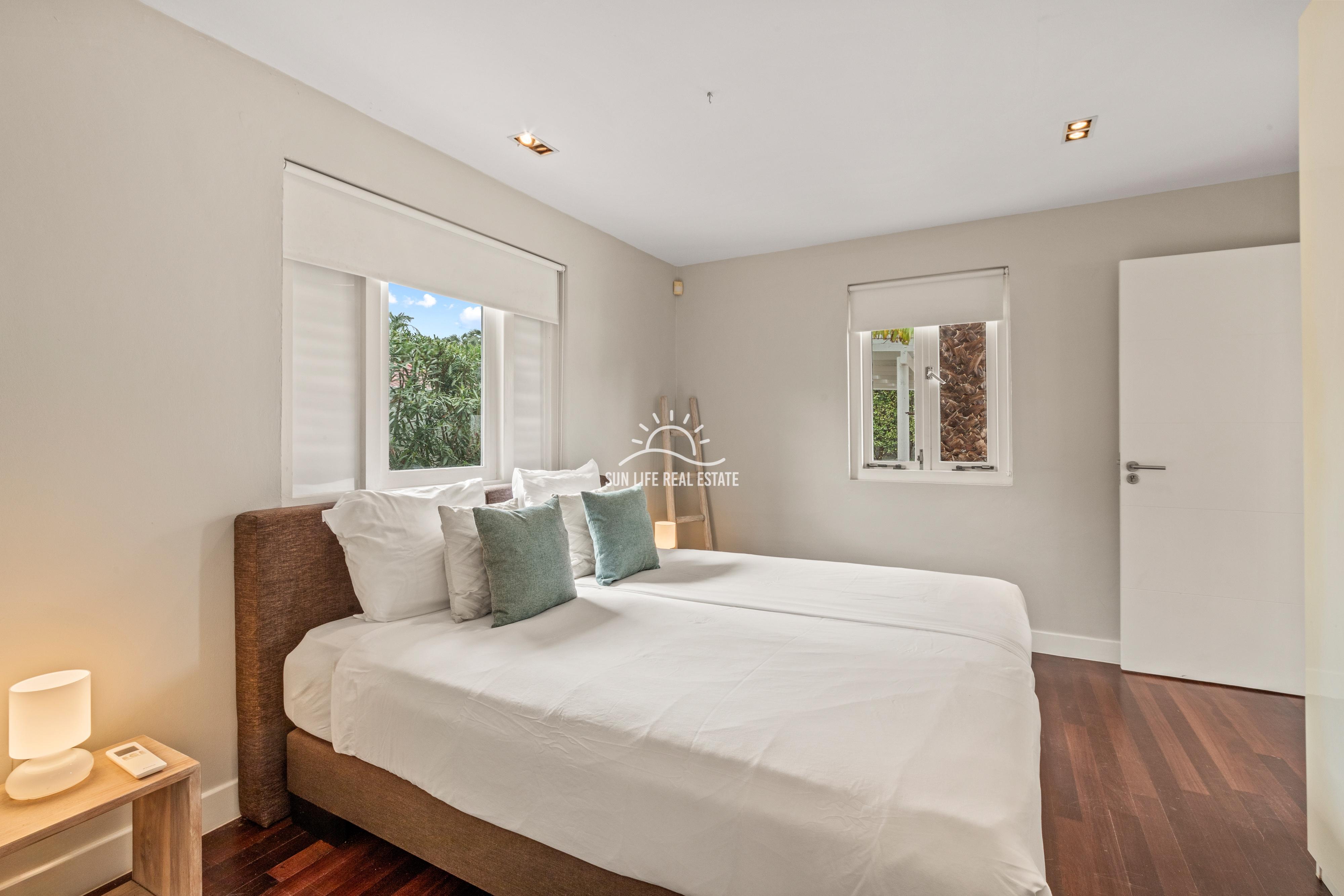 Tropical Villa For Sale in Vista Royal