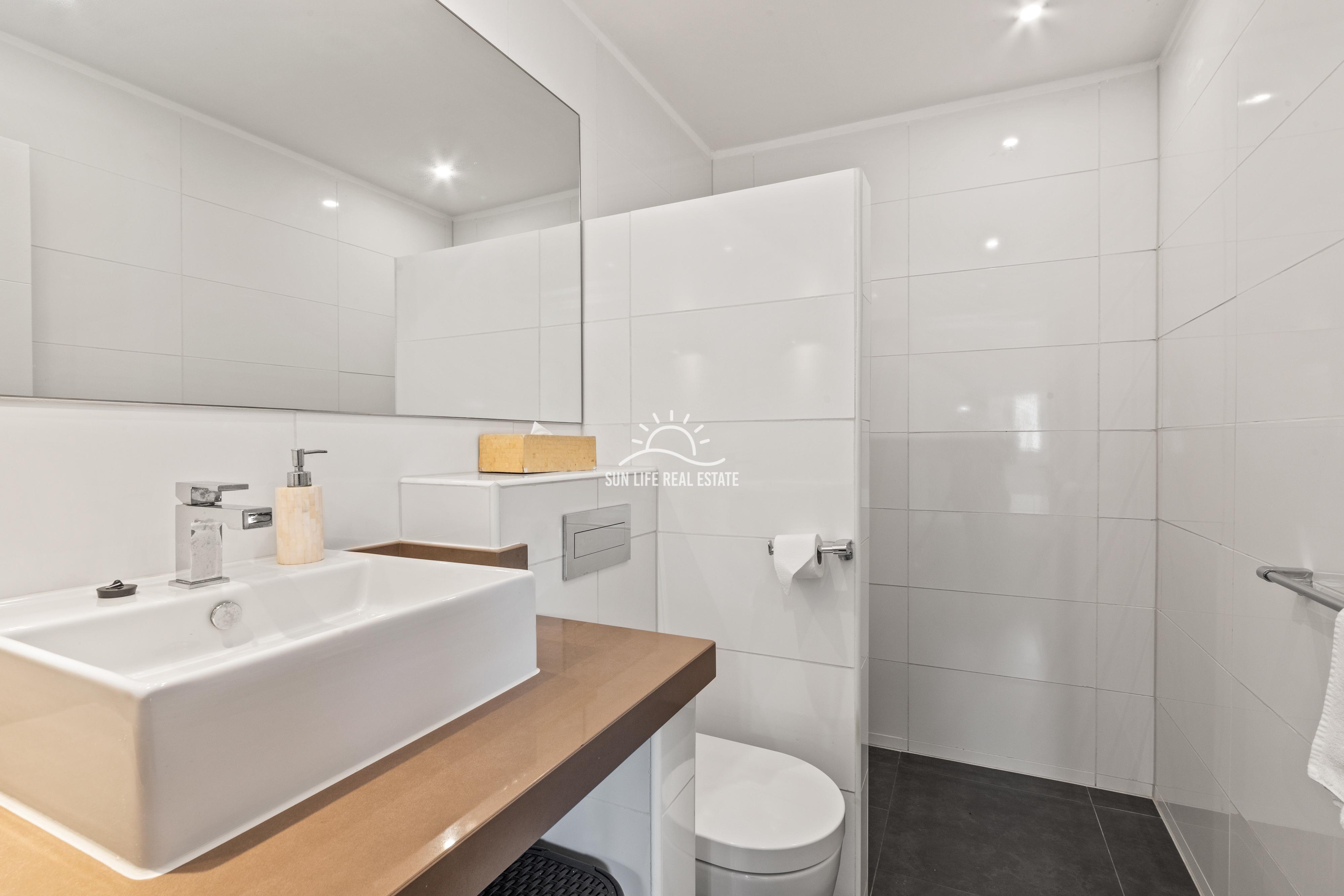 Tropical Villa For Sale in Vista Royal