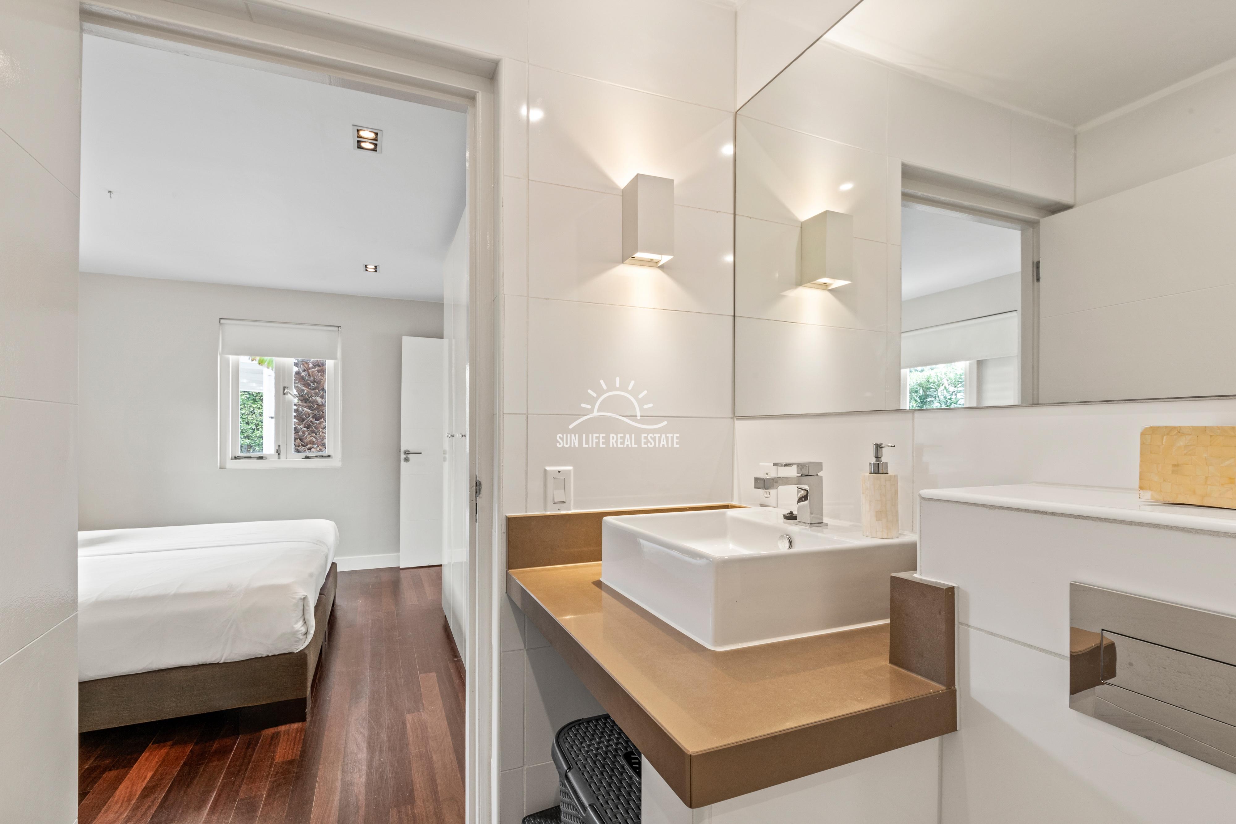 Tropical Villa For Sale in Vista Royal