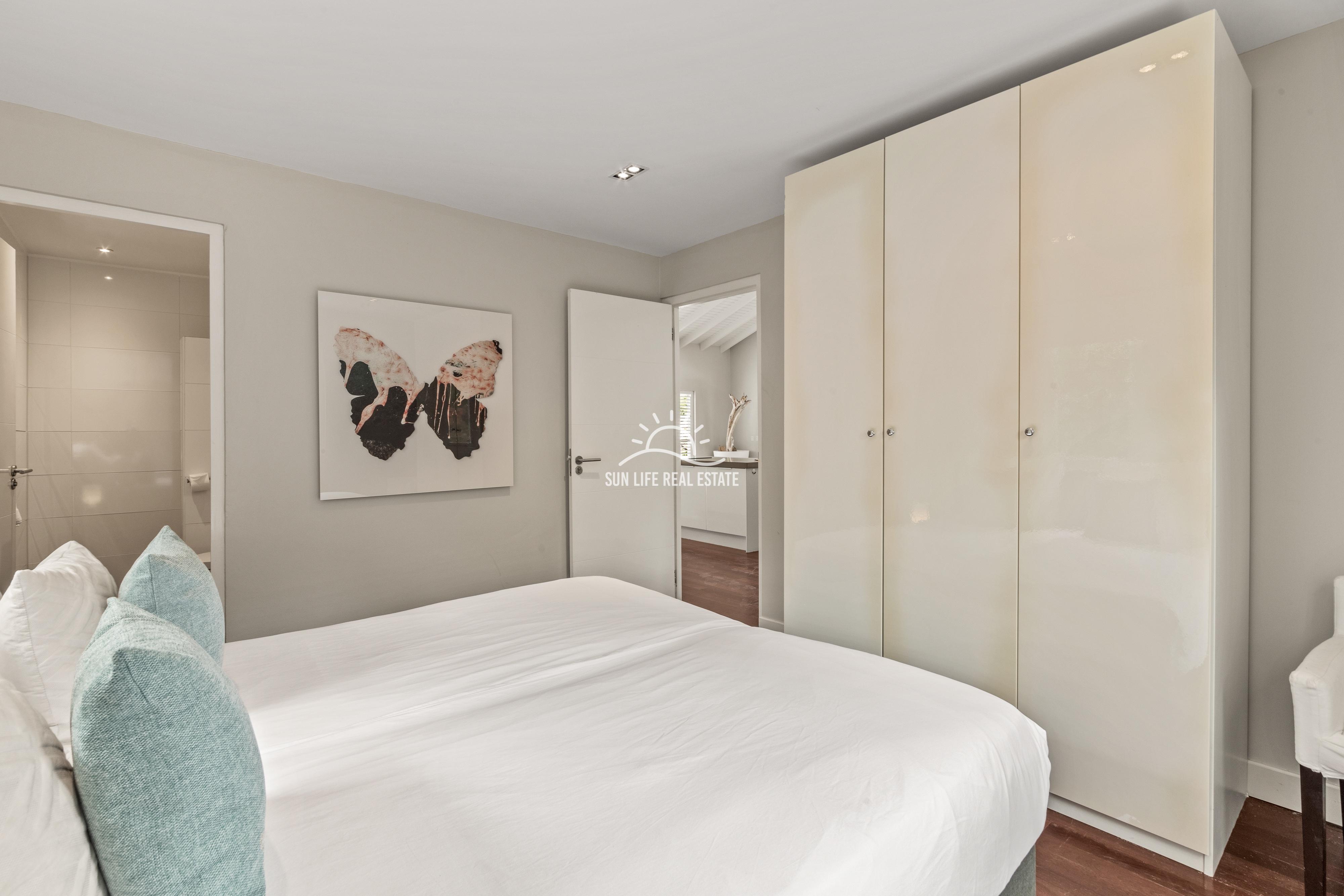 Tropical Villa For Sale in Vista Royal