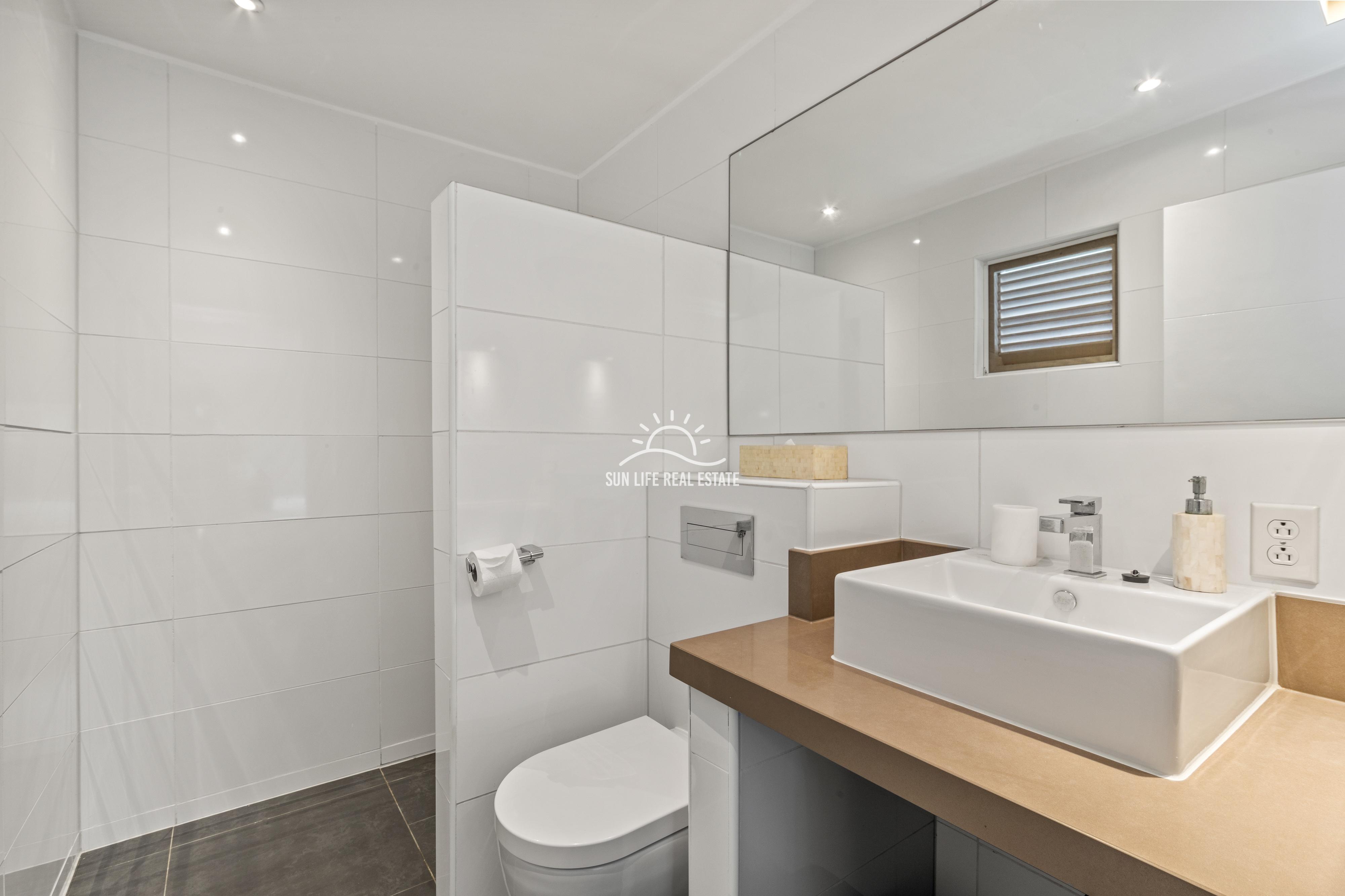 Tropical Villa For Sale in Vista Royal