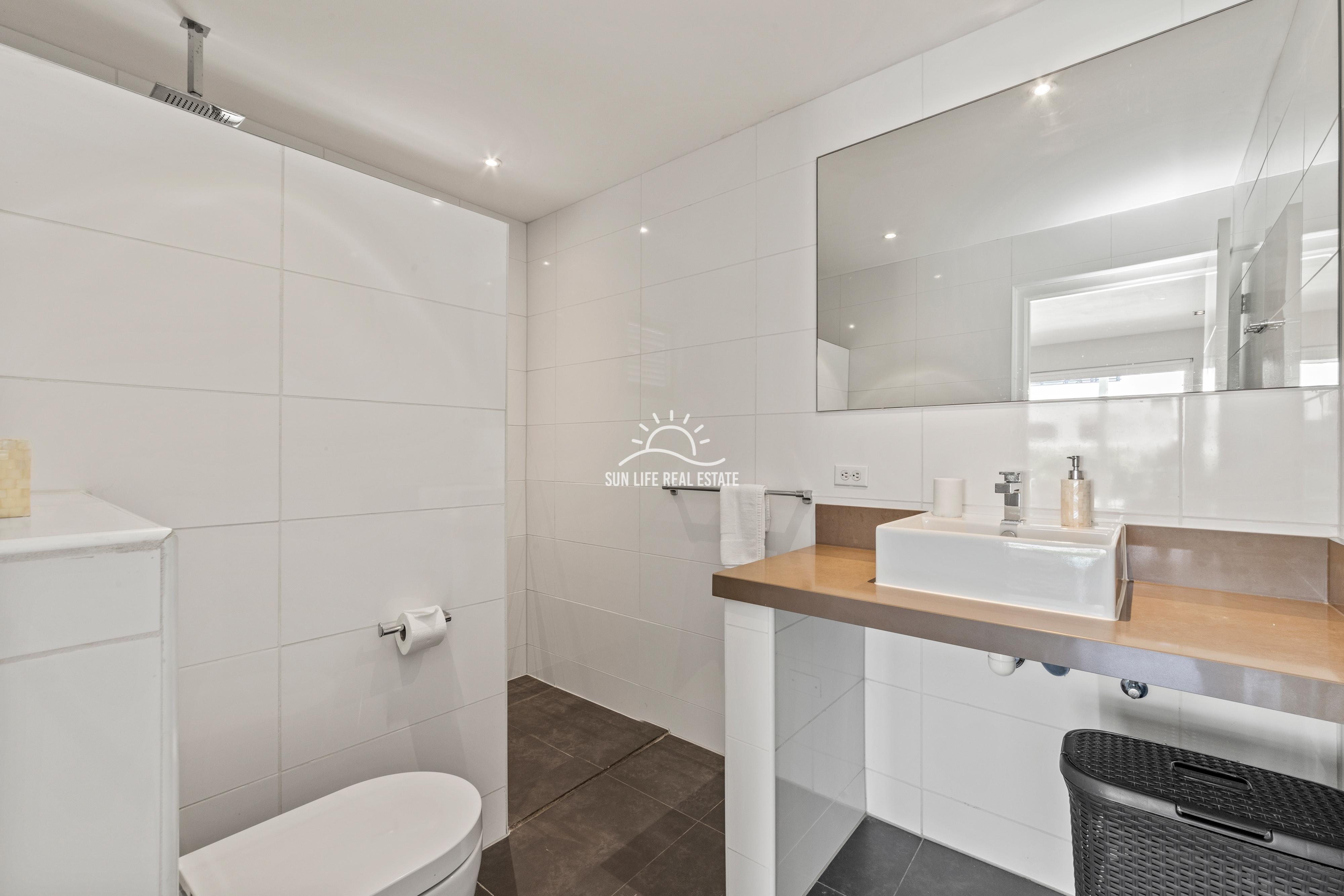 Tropical Villa For Sale in Vista Royal