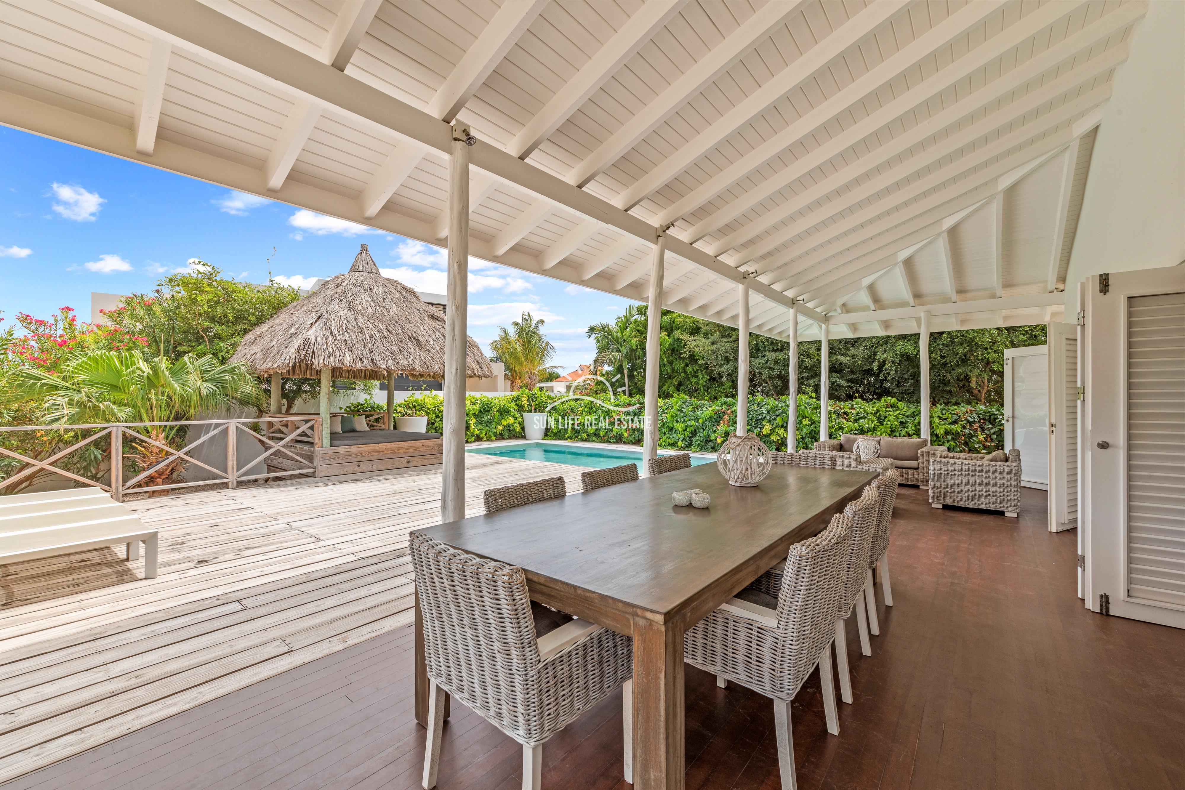 Tropical Villa For Sale in Vista Royal