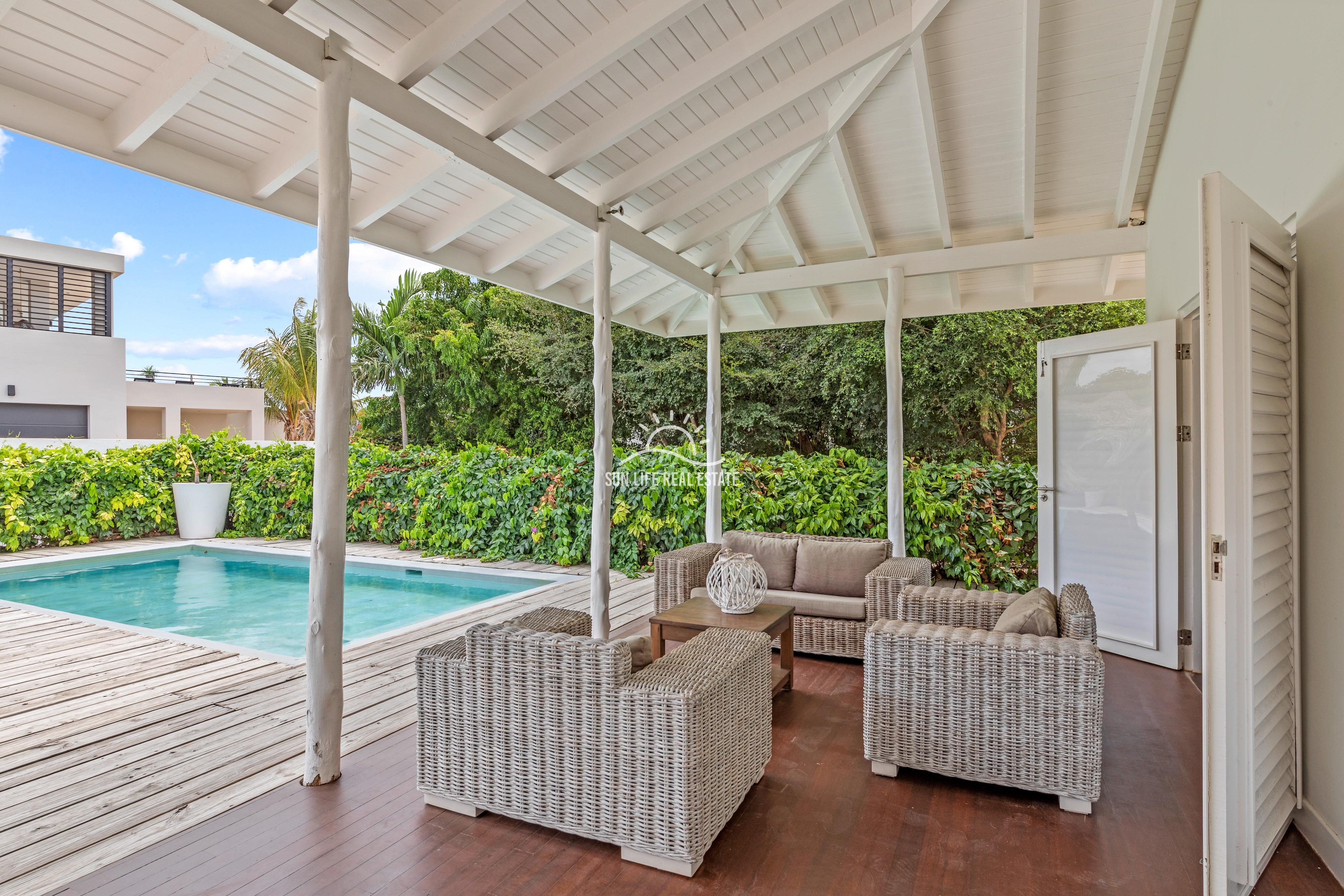 Tropical Villa For Sale in Vista Royal