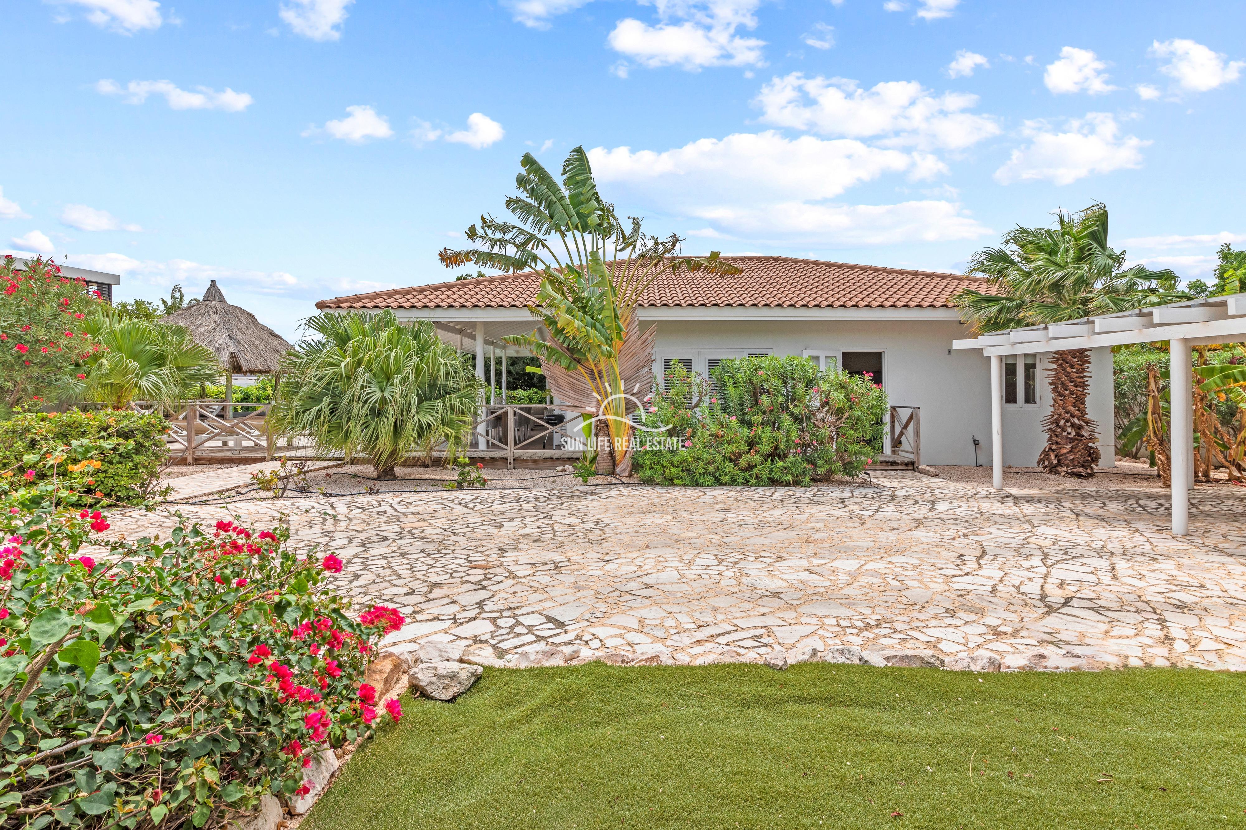 Tropical Villa For Sale in Vista Royal
