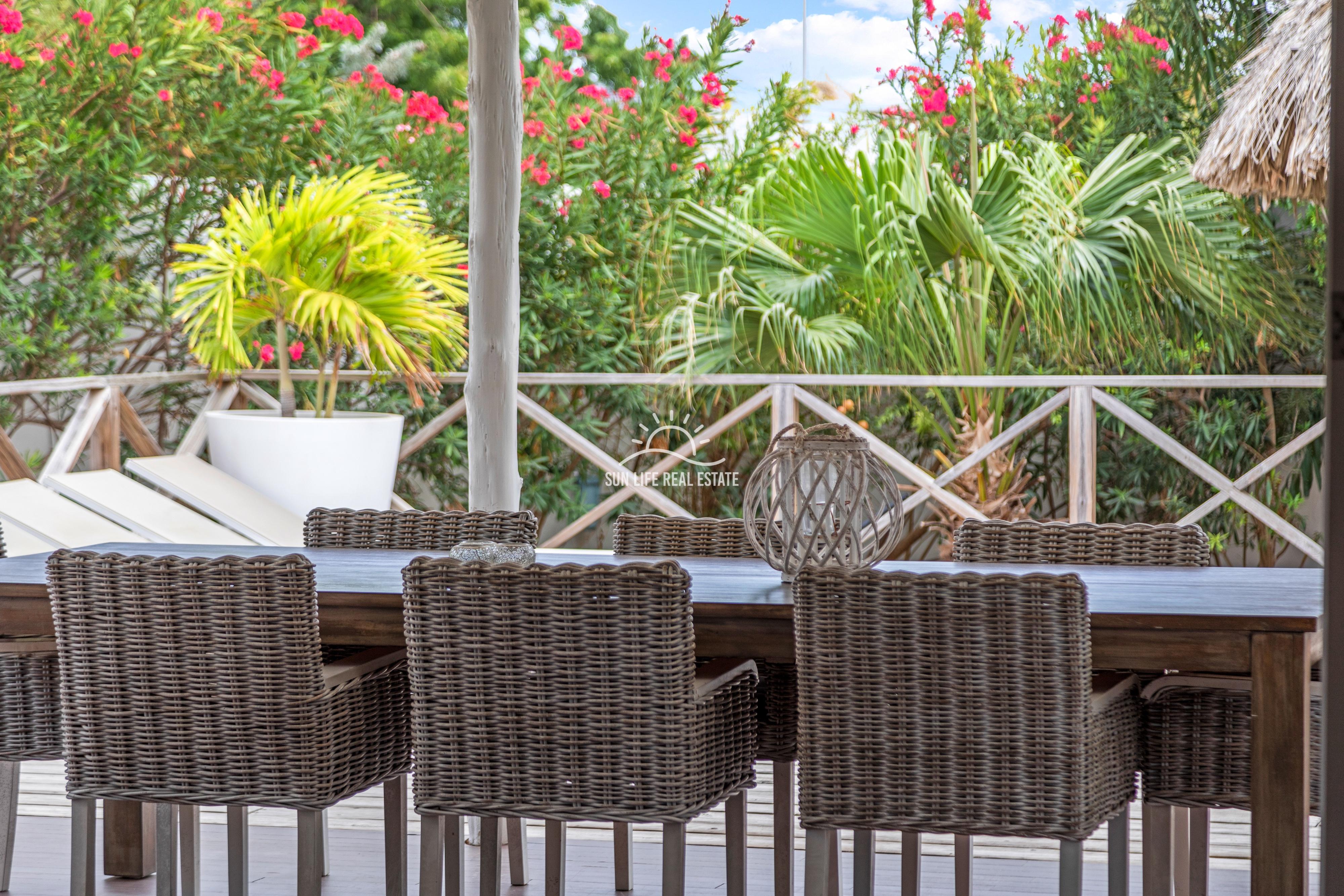 Tropical Villa For Sale in Vista Royal