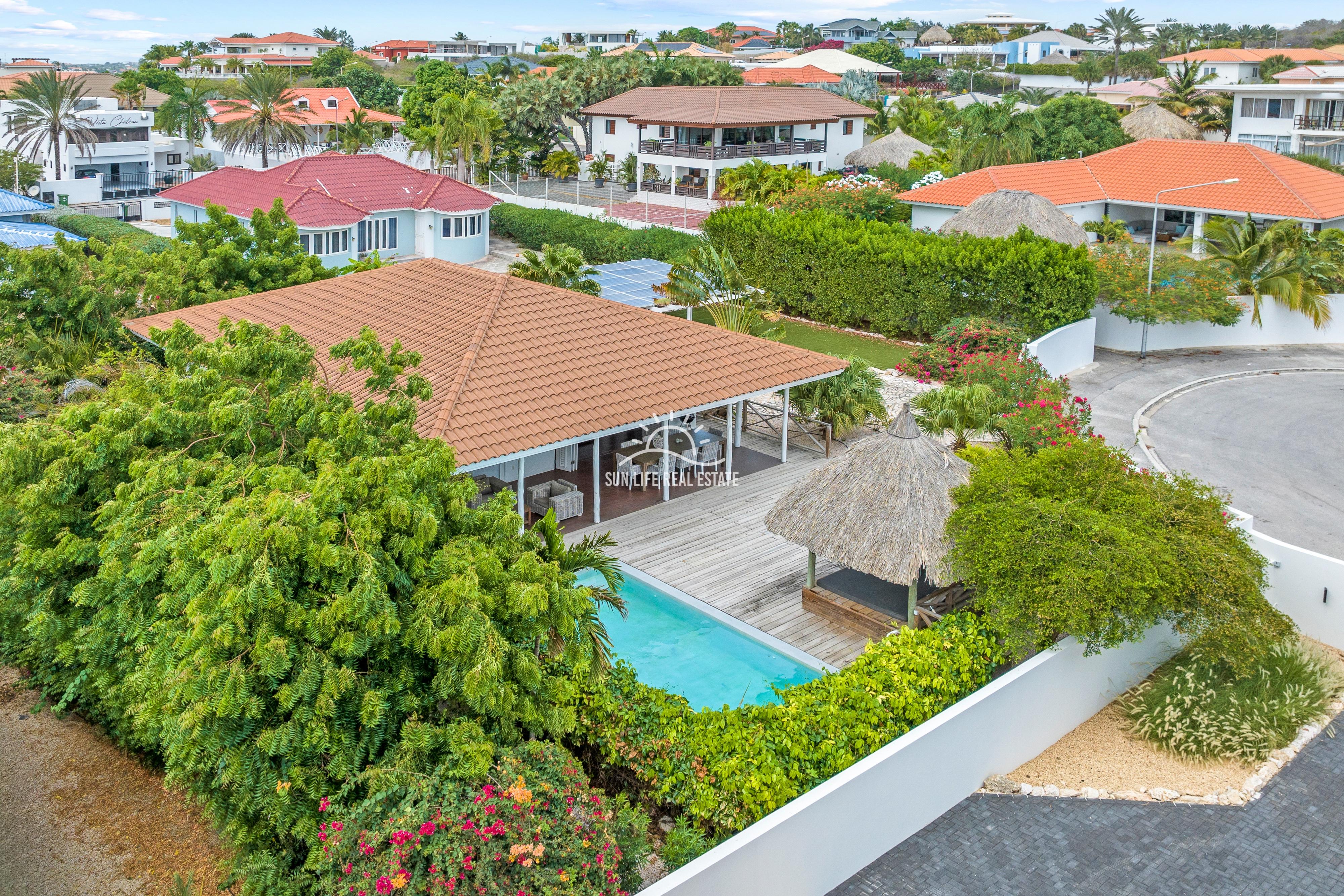 Tropical Villa For Sale in Vista Royal