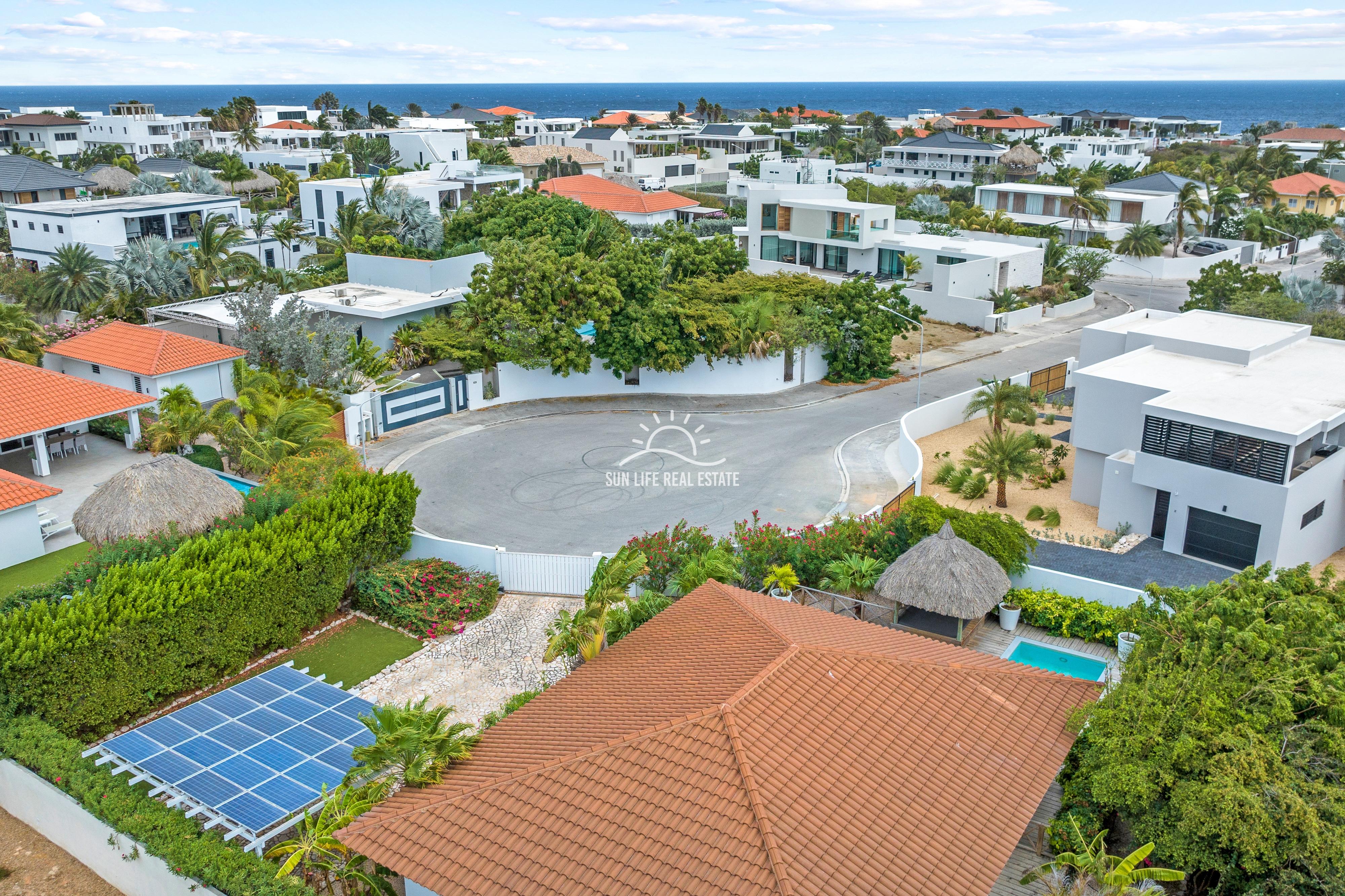 Tropical Villa For Sale in Vista Royal