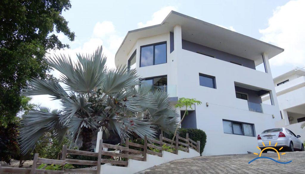 Luxury 4-Bedroom Villa in Brakkeput with Views Over Spanish Waters